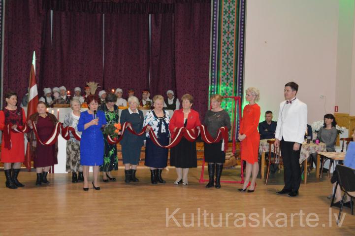Ozolaines pagasta garākās šalles rekorda uzstādīšanas prezentācija / patriotu šalles pasniegšana Latvijas proklamēšanas 98.gadadienas svētku koncertā
